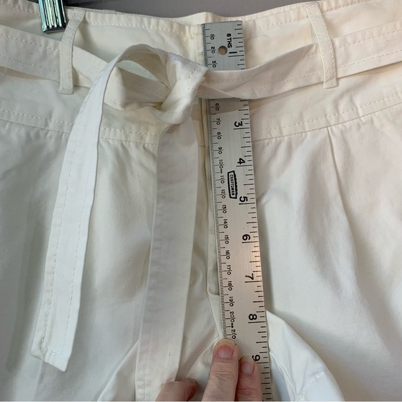 Banana Republic winter white 80’s style waist shorts w tie and pockets. Size 4 - Picture 7 of 9